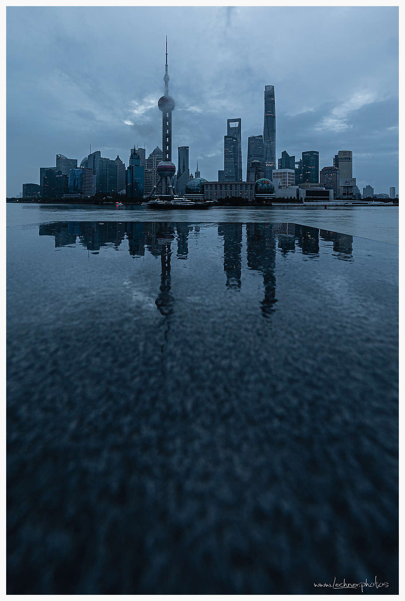A rainy morning at the bund